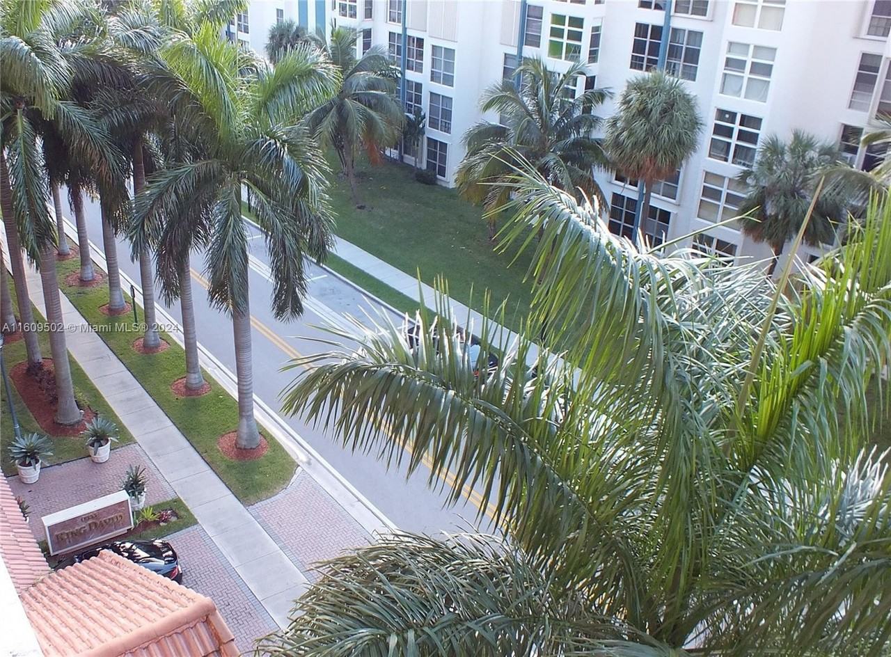 17555 Atlantic Blvd #606 - Photo 7 of 26