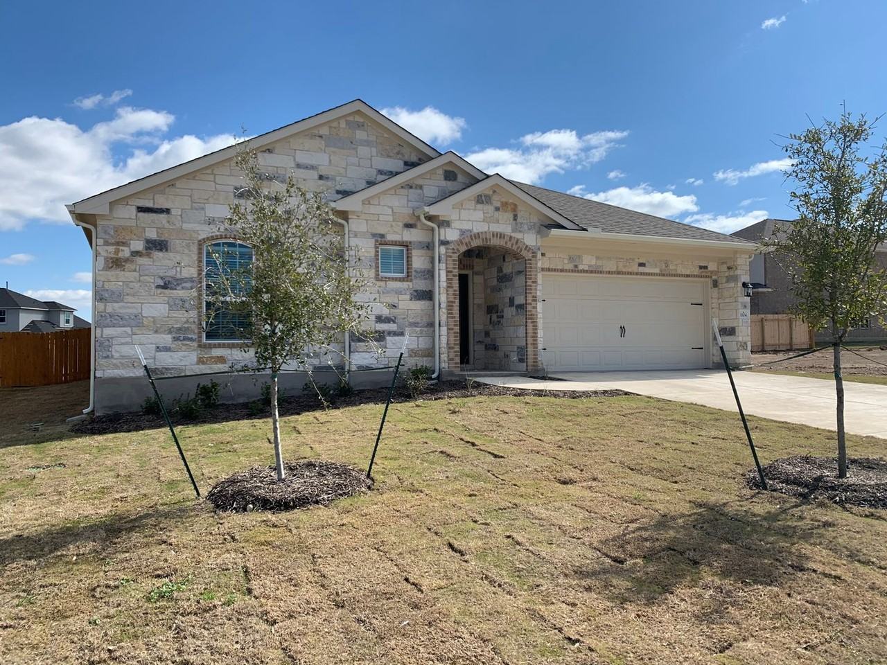 1104 Coulee Dr - Photo 2 of 35