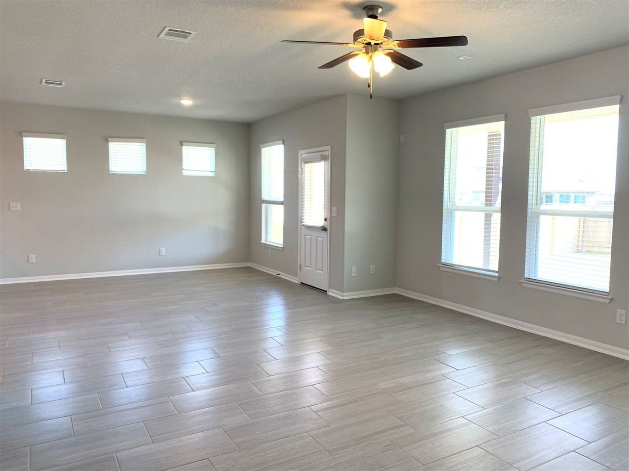 1104 Coulee Dr - Photo 3 of 35