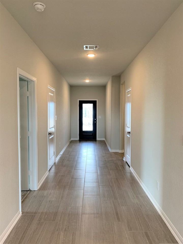 1104 Coulee Dr - Photo 4 of 35