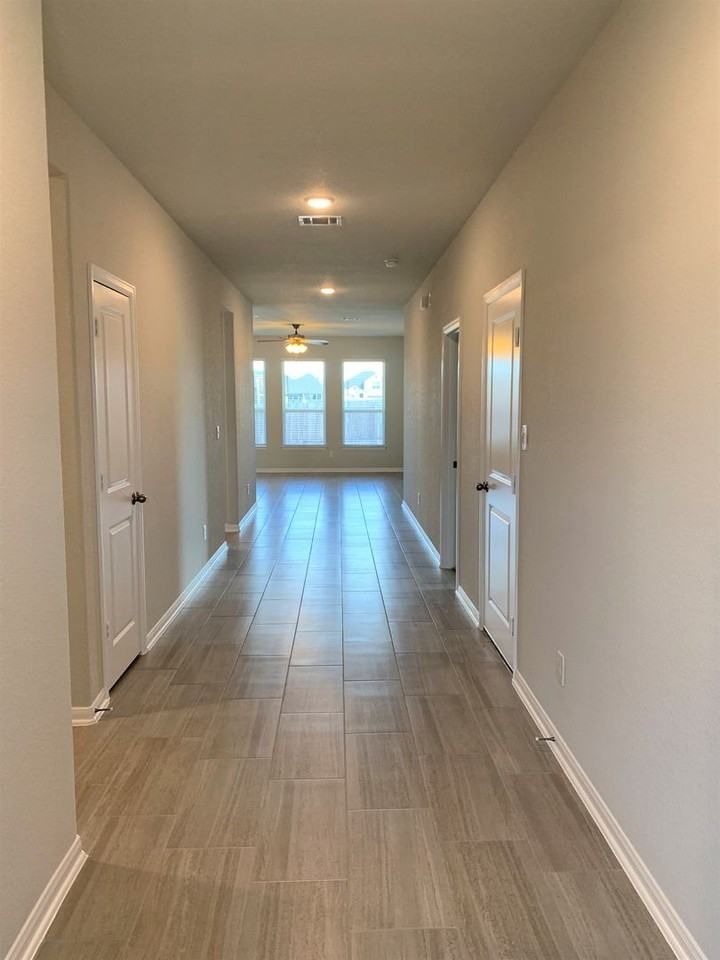 1104 Coulee Dr - Photo 5 of 35
