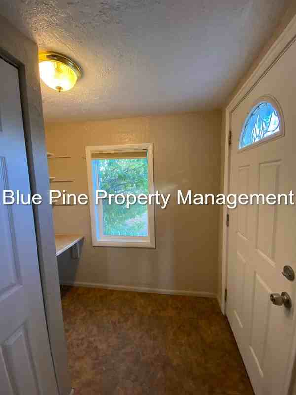 8478 S 1st E - Photo 4 of 12