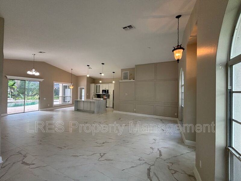 1028 Kerwood Cir - Photo 4 of 45