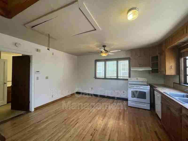 687 E 8th St #B - Photo 2 of 9