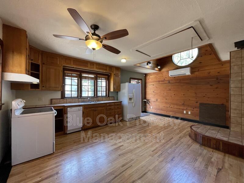 687 E 8th St #B - Photo 3 of 9