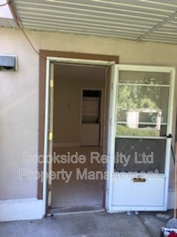 12392 221 St #BS - Photo 3 of 10
