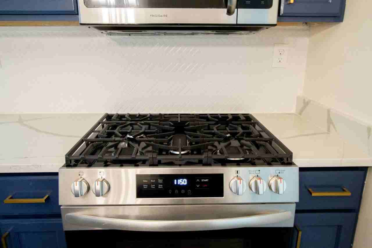 3076 Queenstown Rd #SFH - Photo 7 of 36