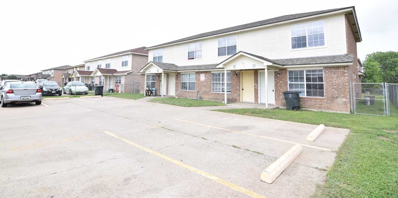 3302 Hereford Ln - Photo 2 of 16