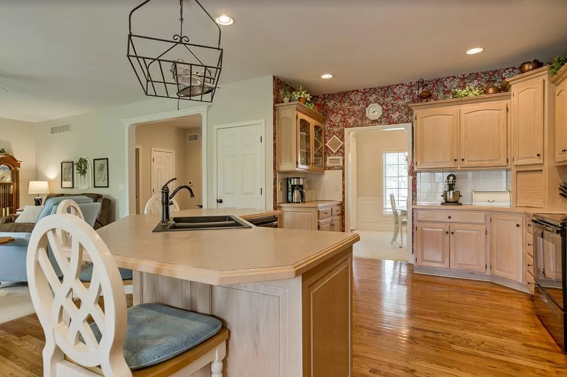 128 Se Chelsea Ct - Photo 2 of 11