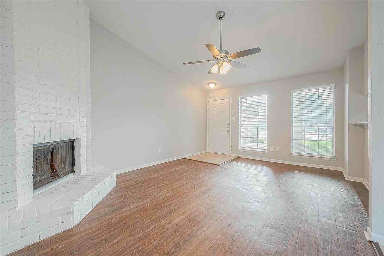 11203 Pender Ln - Photo 2 of 9