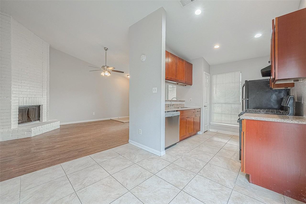11203 Pender Ln - Photo 3 of 9