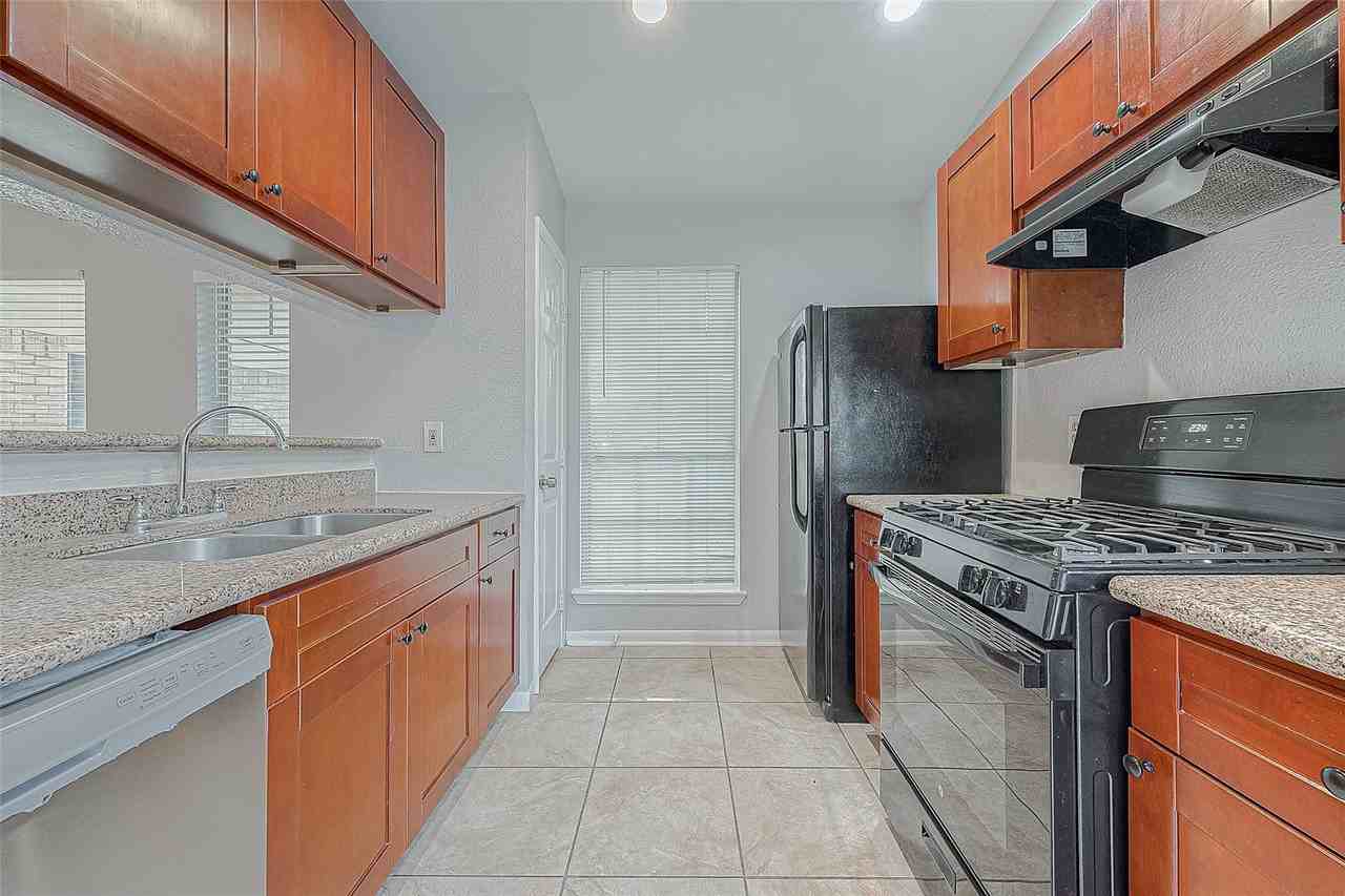 11203 Pender Ln - Photo 4 of 9