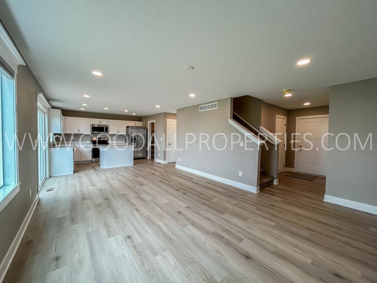 305 Nw Morgan Ct - Photo 4 of 26