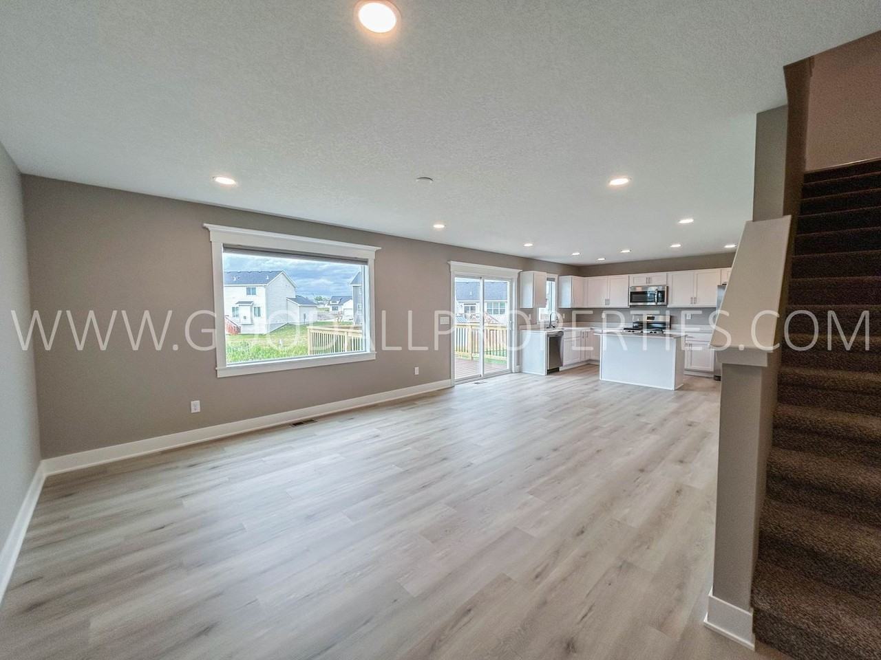 305 Nw Morgan Ct - Photo 7 of 26