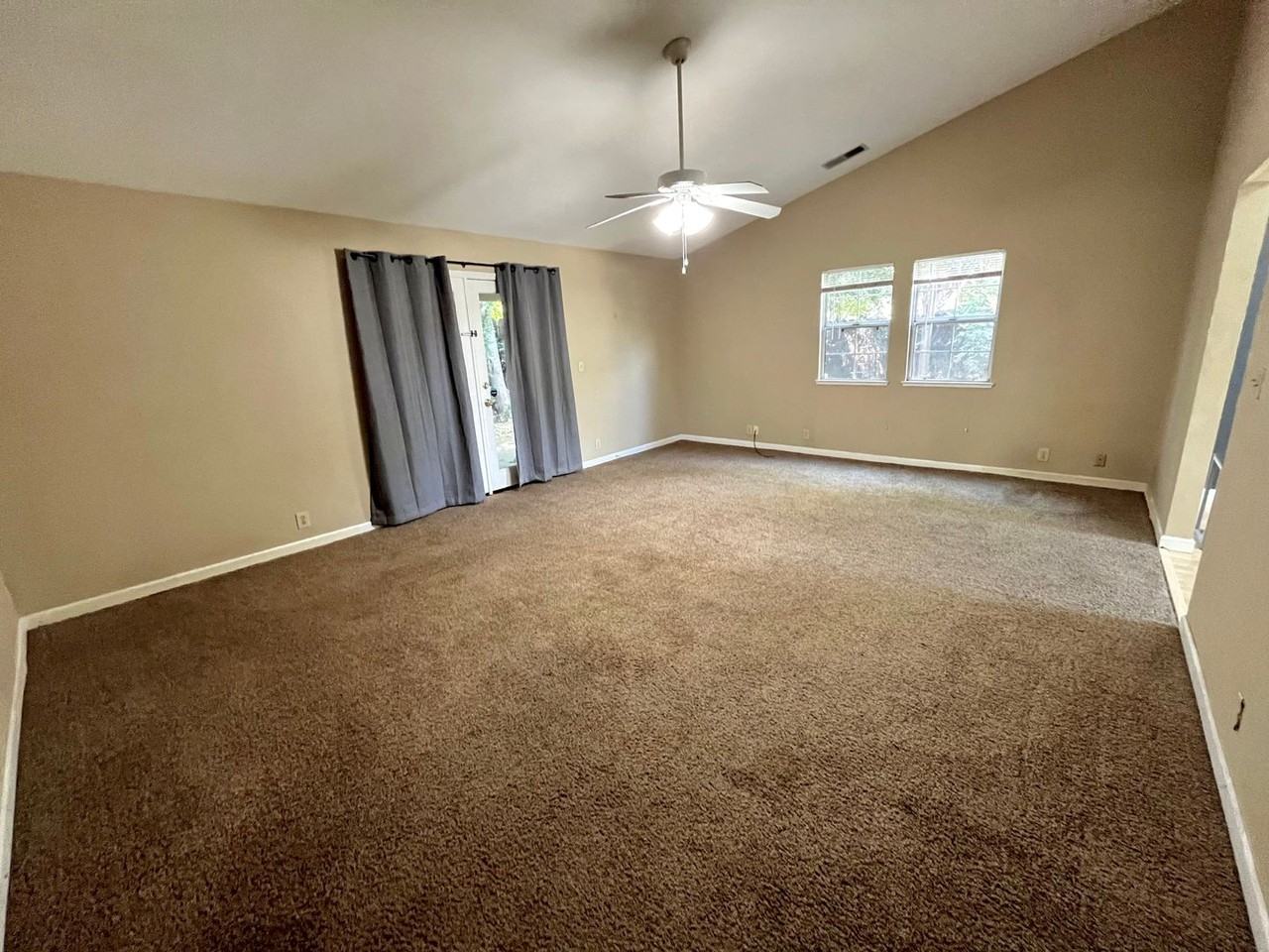 1543 Gilbert Ln - Photo 4 of 13