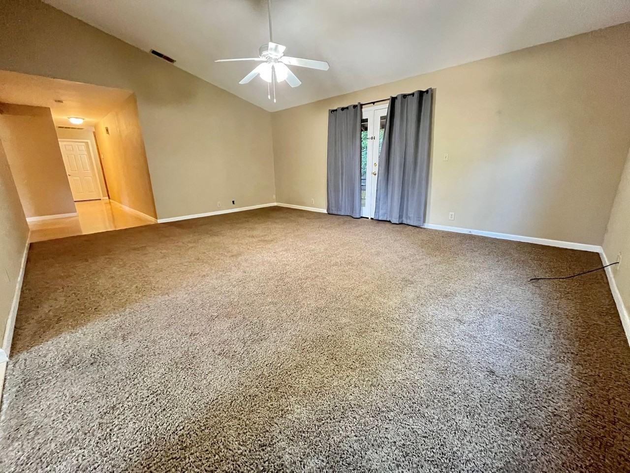 1543 Gilbert Ln - Photo 5 of 13