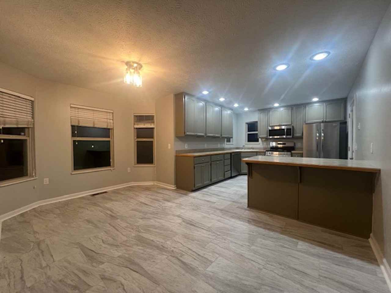 734 Southview Cir - Photo 2 of 22