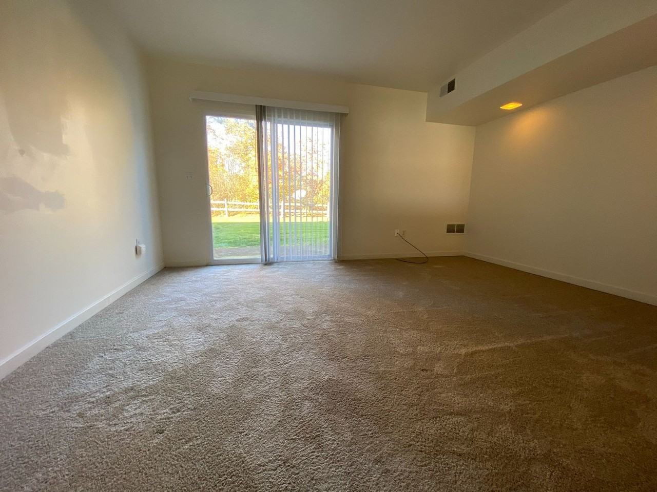 724 Hemlock Sq - Photo 3 of 12