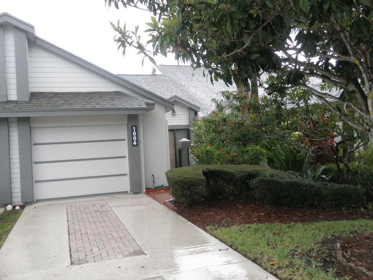 1004 Landings Blvd - Photo 2 of 24