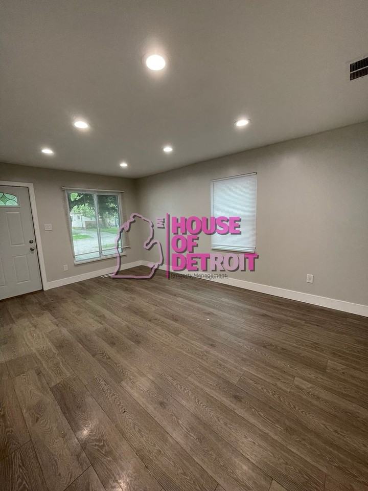 2371 Fisher St - Photo 3 of 16