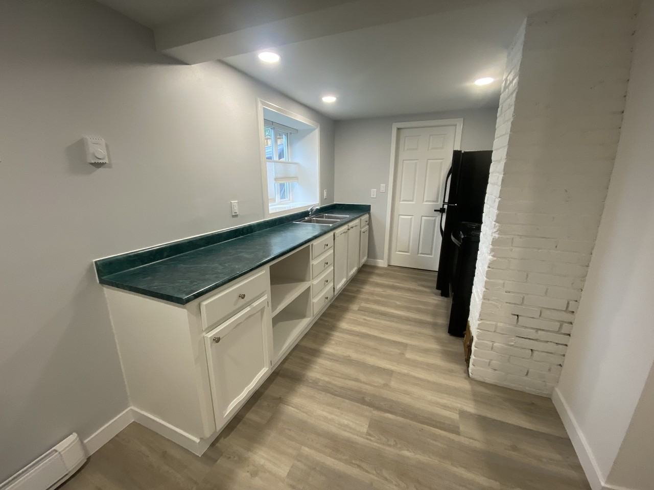 2708 Fernwood Road, Victoria, BC V8T 3A4 1 Bedroom Apartment for 1,950