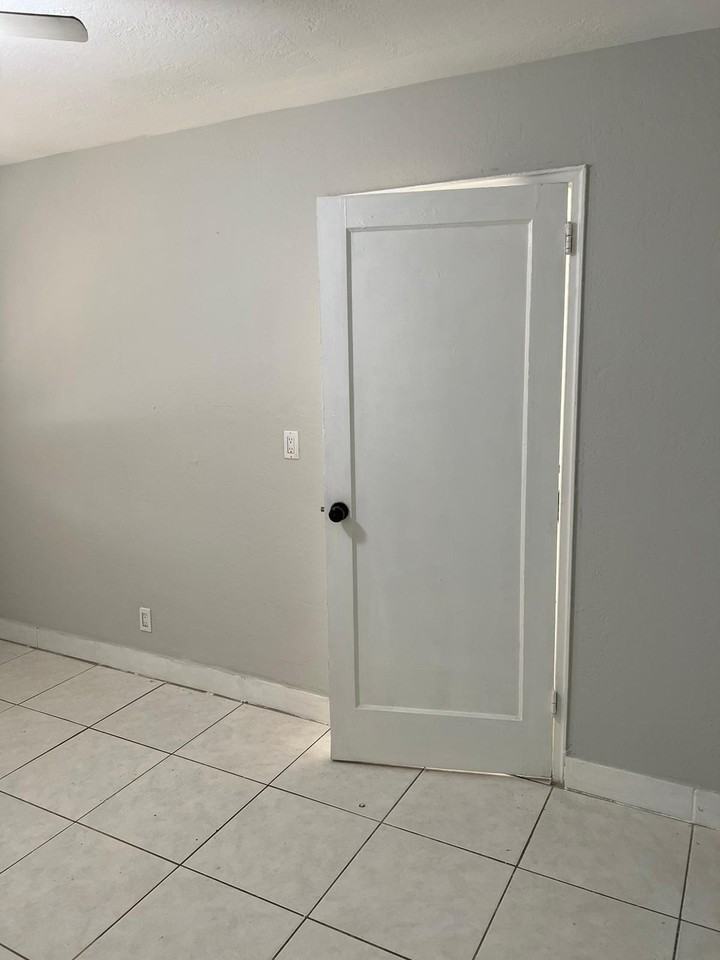 1301 Ne 6th St #2 - Photo 3 of 5