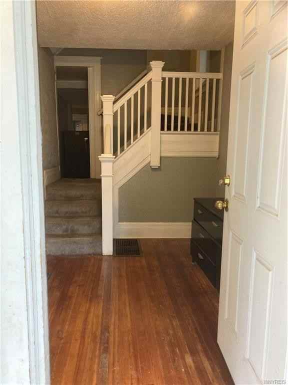 659 Seward St - Photo 2 of 19