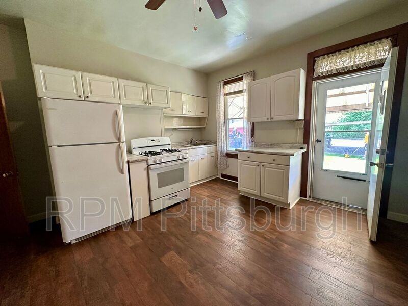 43 Sycamore St - Photo 3 of 15
