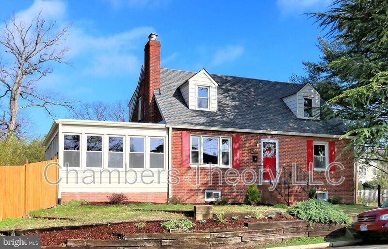 828 S Wakefield St - Photo 2 of 50