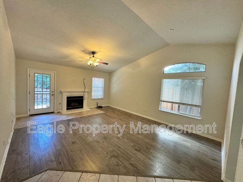 204 Sapphire Ct - Photo 3 of 13