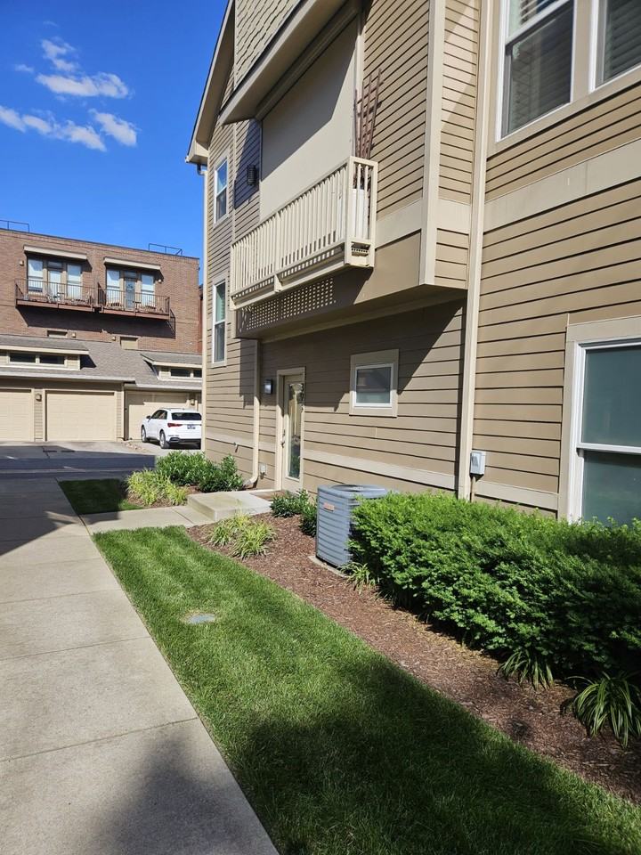 393 Monroe St #393 - Photo 3 of 18