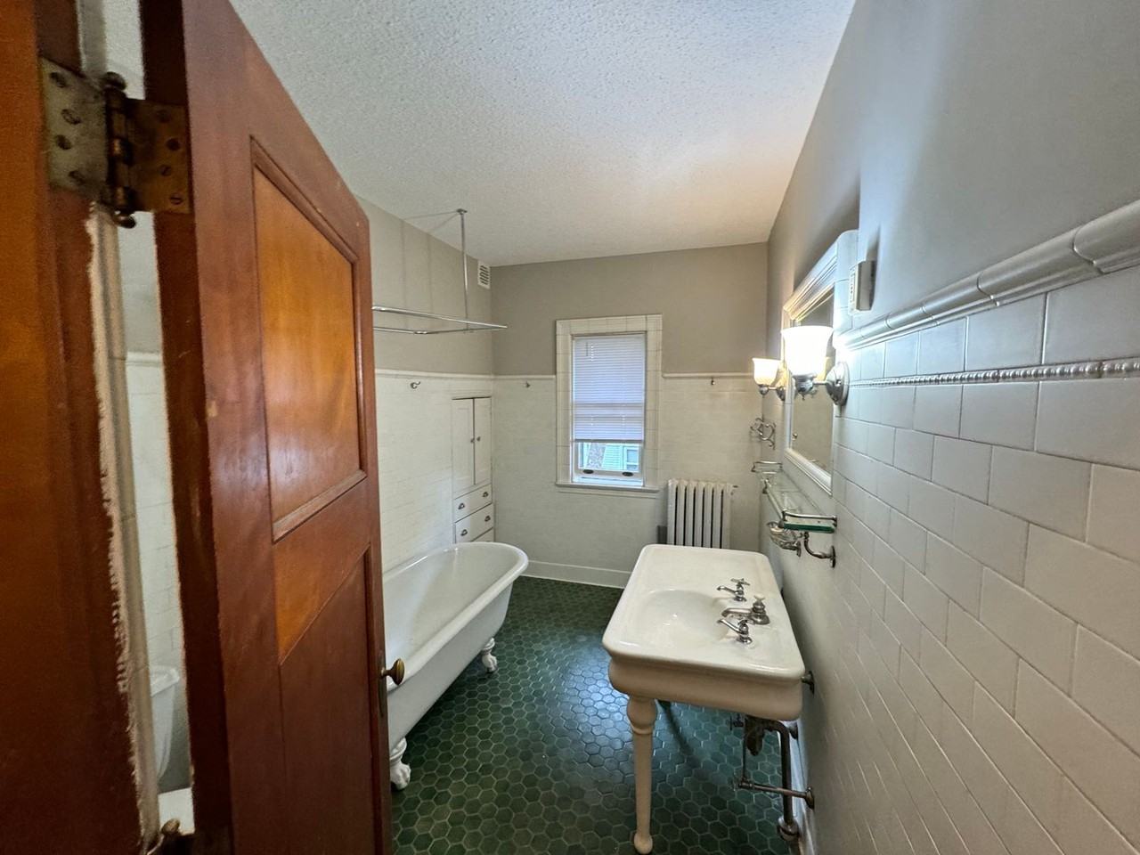 1621 E Superior St Apt 2b #2B - Photo 4 of 6