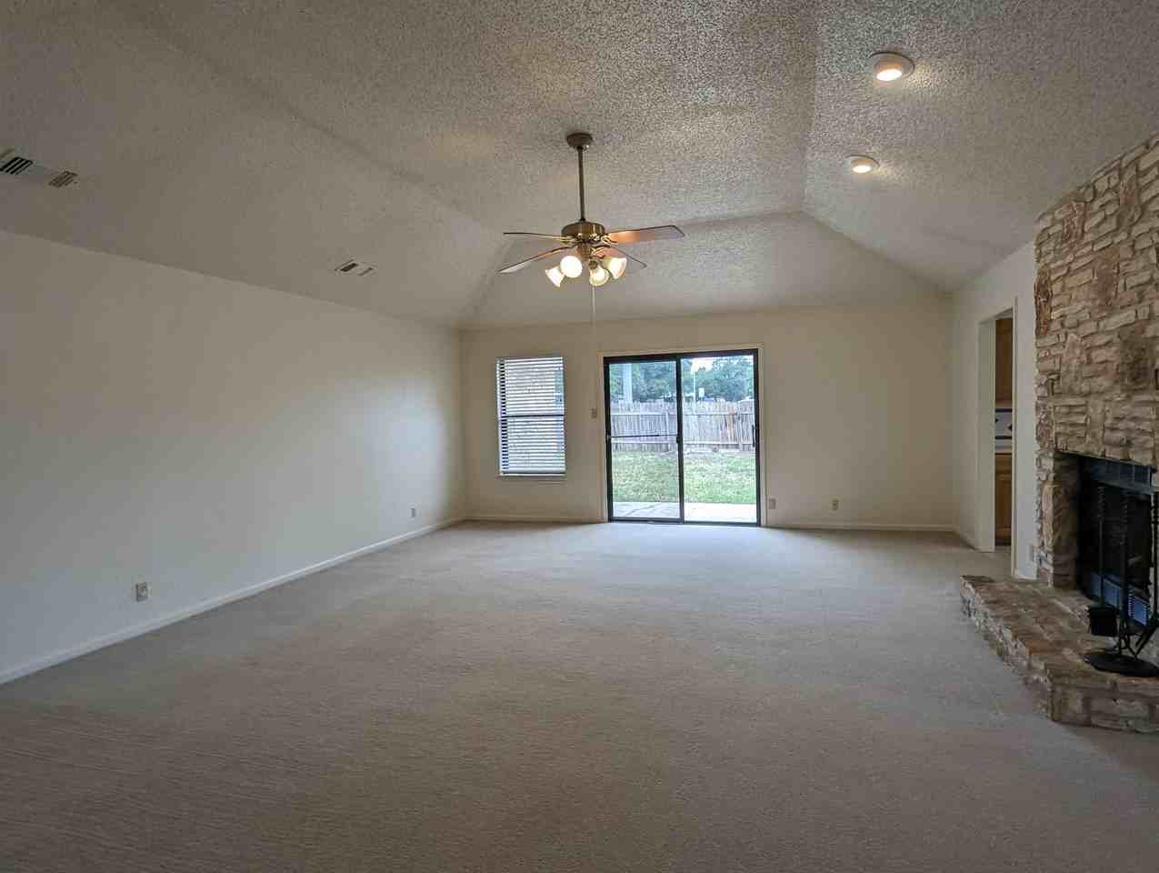 904 Woodview Dr - Photo 3 of 26
