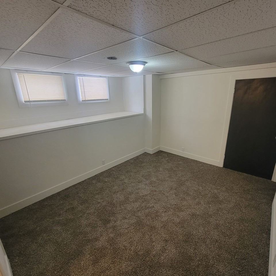 RENT SUX - 711 9TH ST - Photo 2 of 5