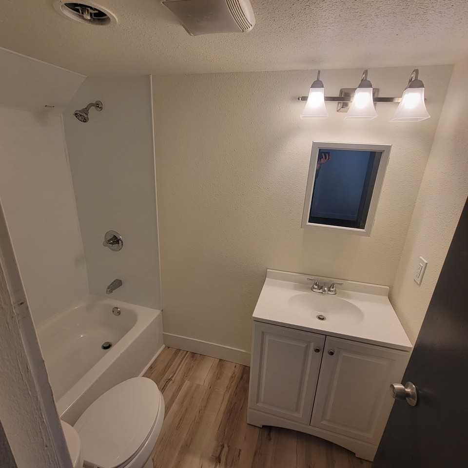 RENT SUX - 711 9TH ST - Photo 3 of 5