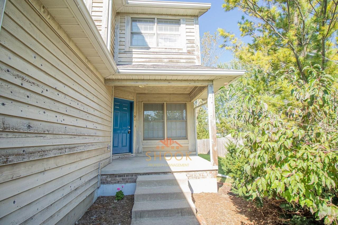 202 E Pine Ave - Photo 3 of 16