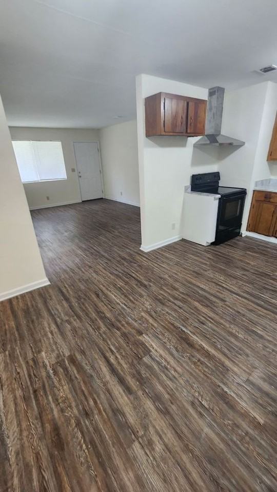 518 Aiken St - Photo 4 of 11