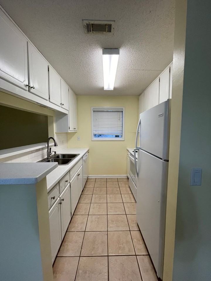 100 Woodmere Dr ##Llc - Photo 5 of 24