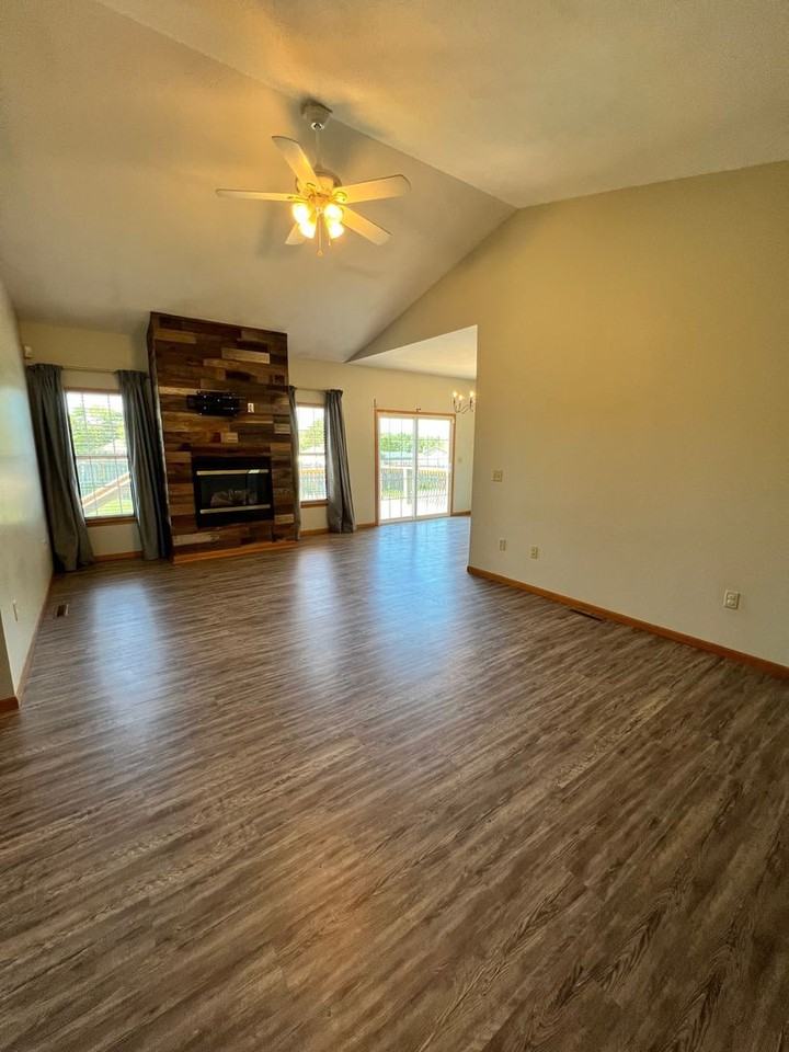 2214 Elk Ct - Photo 3 of 24