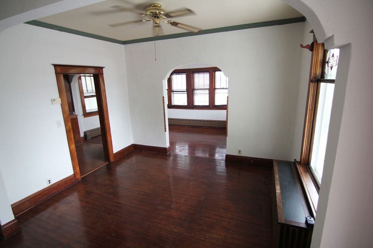 221 N Dewey St - Photo 2 of 8