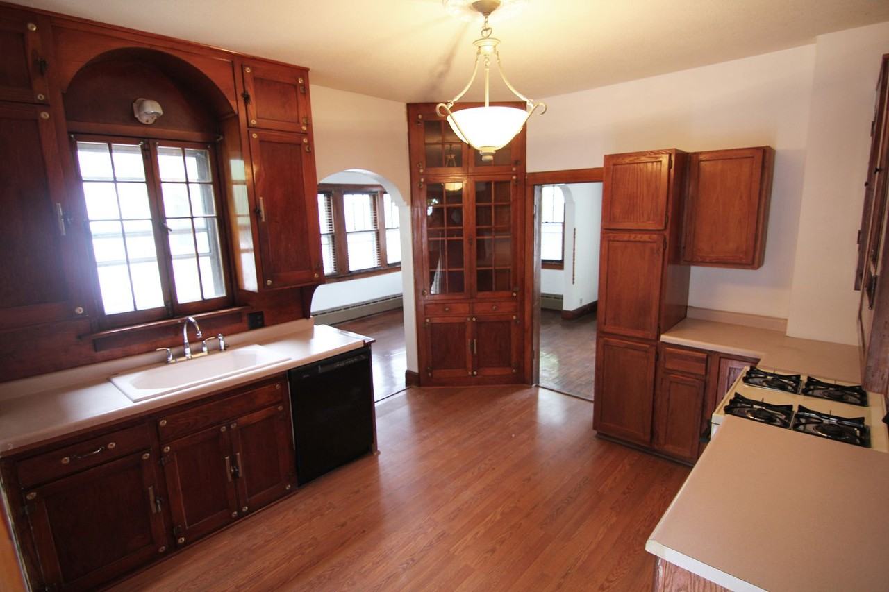 221 N Dewey St - Photo 3 of 8