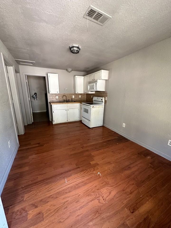 421 Poplar St - Photo 2 of 5