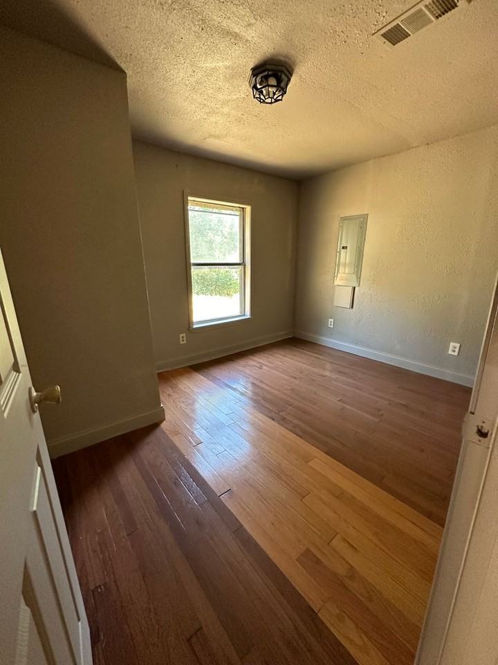 421 Poplar St - Photo 3 of 5