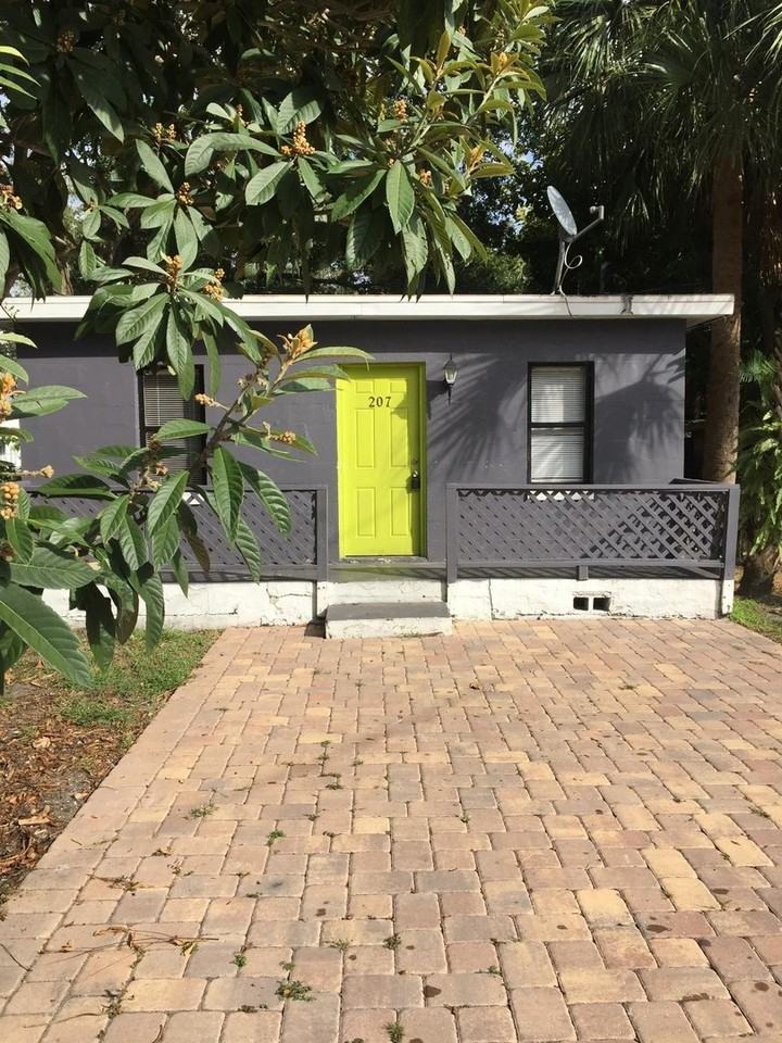 207 N Lakewood Dr - Photo 2 of 6