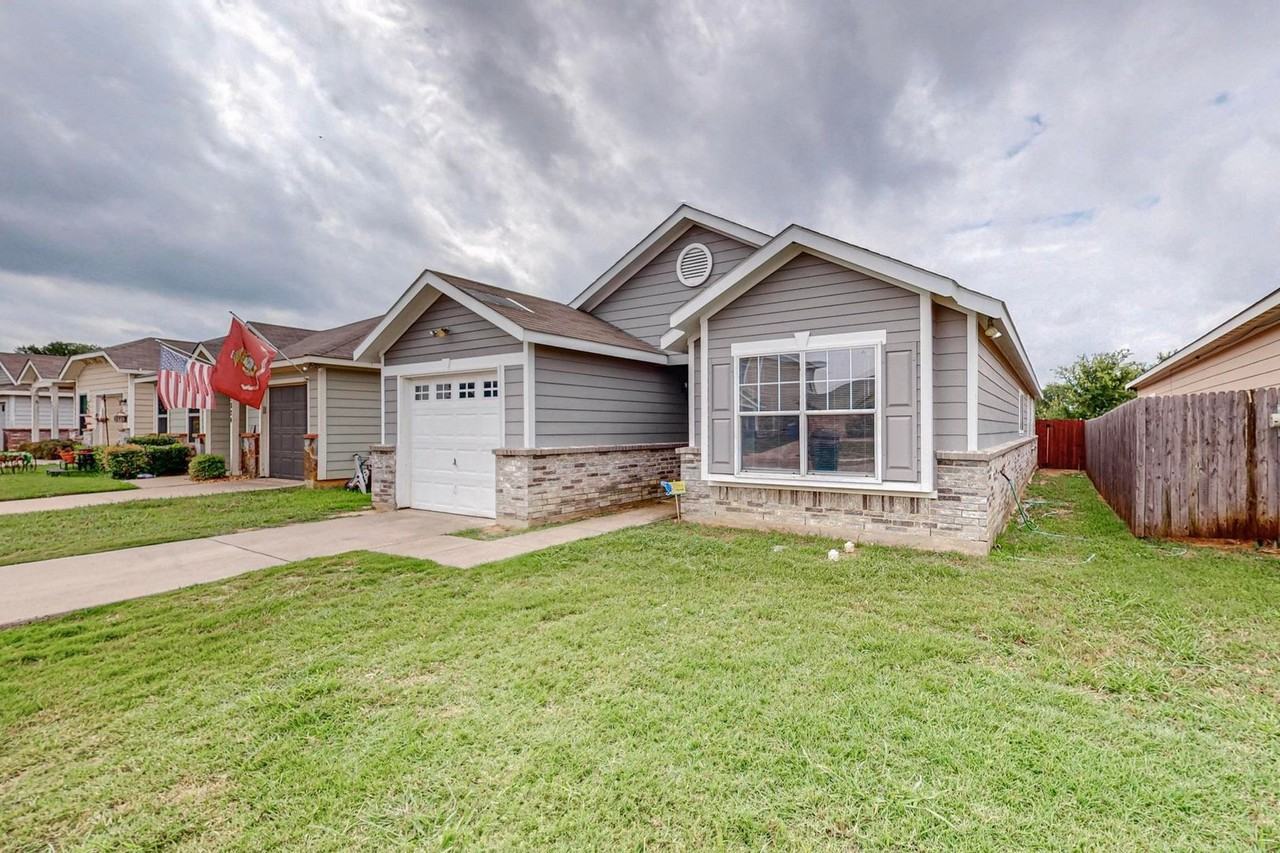 1820 Village Park Trl - Photo 2 of 38