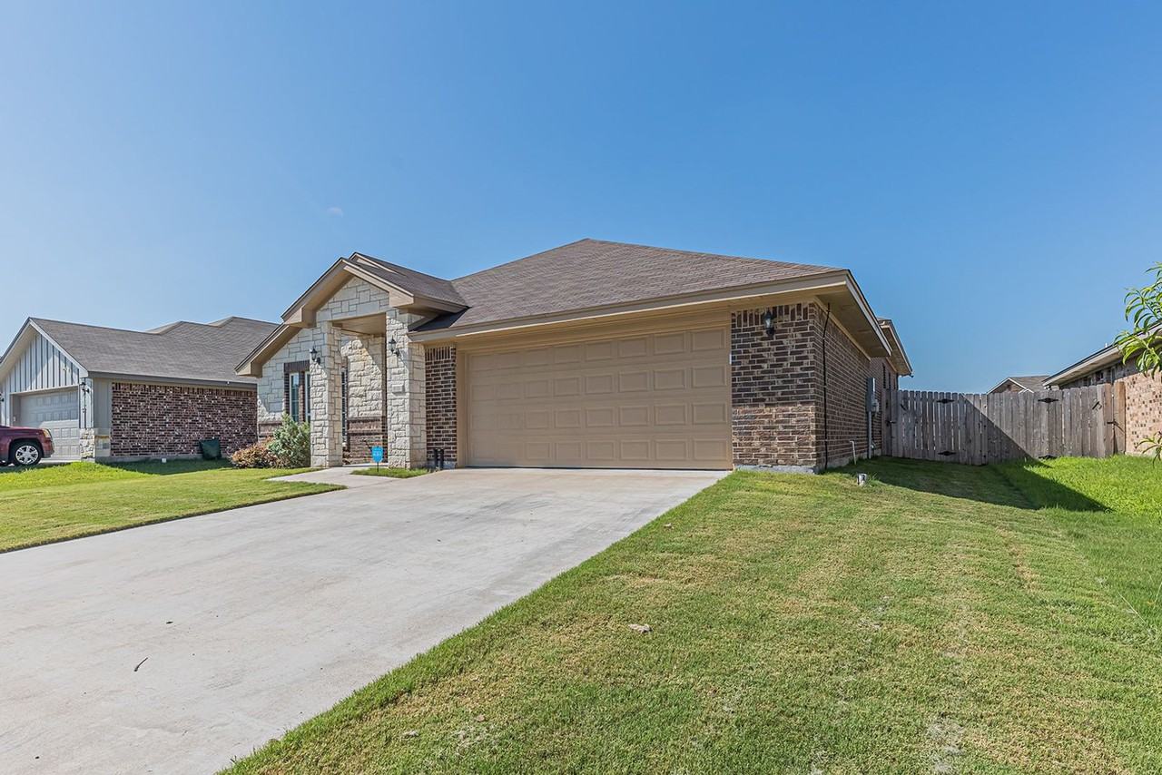 810 Earp Dr - Photo 2 of 27