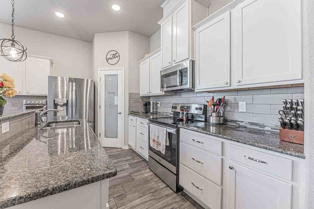 810 Earp Dr - Photo 4 of 27