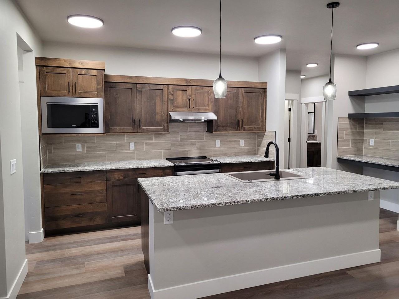 546 W Broadway Ave - Photo 4 of 22