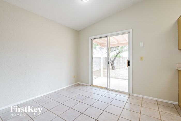 4736 S Alderpoint Ct - Photo 3 of 14