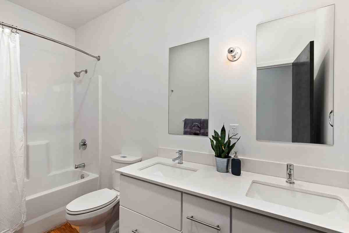 1108 E 30th St402 #402 - Photo 2 of 21